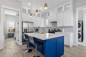 Fridge, microwave, oven, stovetop - CHIC COSMO HOUSE 5 Minutes to Downtown Dallas (Dallas)