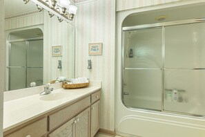 Combined shower/tub, hair dryer, towels, soap - Zoe's Family Tides!
Family Friendly Oceanfront. (Ocean Isle Beach)