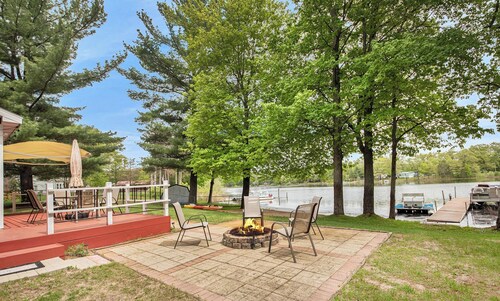 Red Star Cottage on Mawby Lake: Sandy Beach- Kayaks/Paddle Boat/Row Boat