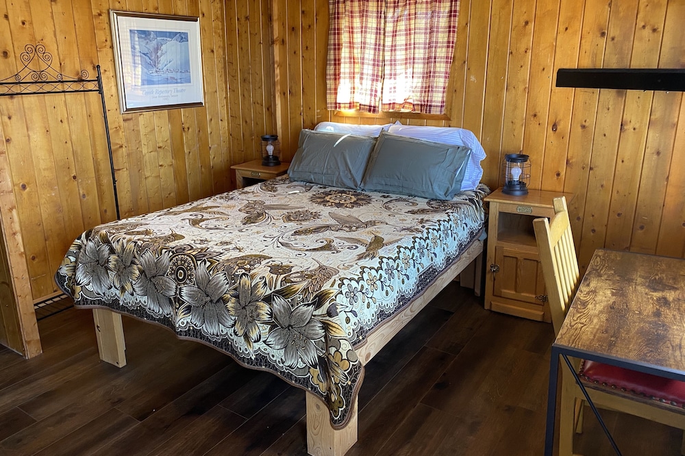 THE FRAN - WALK EVERYWHERE IN DOWNTOWN CREEDE! 1 bedroom, 1 bath (SLEEPS 2)