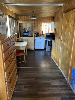 Microondas, cafetera y tetera y utensilios de cocina 