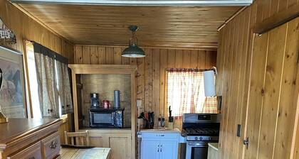 THE FRAN - WALK EVERYWHERE IN DOWNTOWN CREEDE! 1 bedroom, 1 bath (SLEEPS 2)