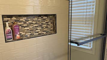 Ensemble douche/baignoire, sèche-cheveux, serviettes fournies, savon