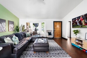 Smart TV, fireplace, books - EUPHORIA IN PEORIA! Heated Pool, Prime Location & Good Vibes! 5 Mins to Westgate (Peoria)