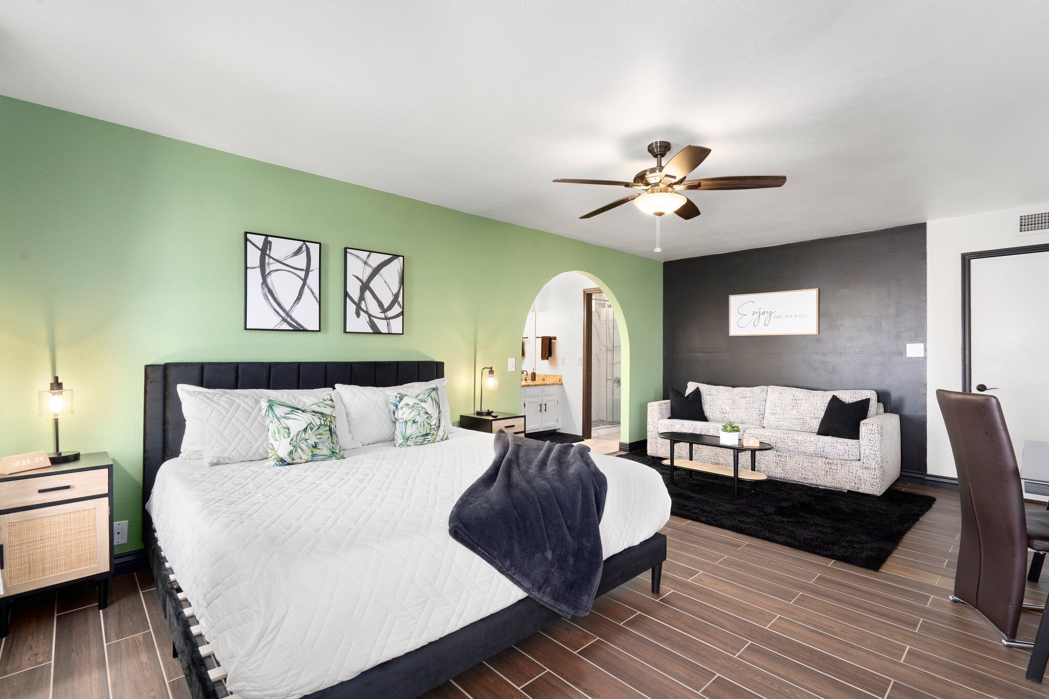 4 slaapkamers, een bureau, een strijkplank/strijkijzer, gratis wifi