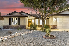 Exterior - EUPHORIA IN PEORIA! Heated Pool, Prime Location & Good Vibes! 5 Mins to Westgate (Peoria)