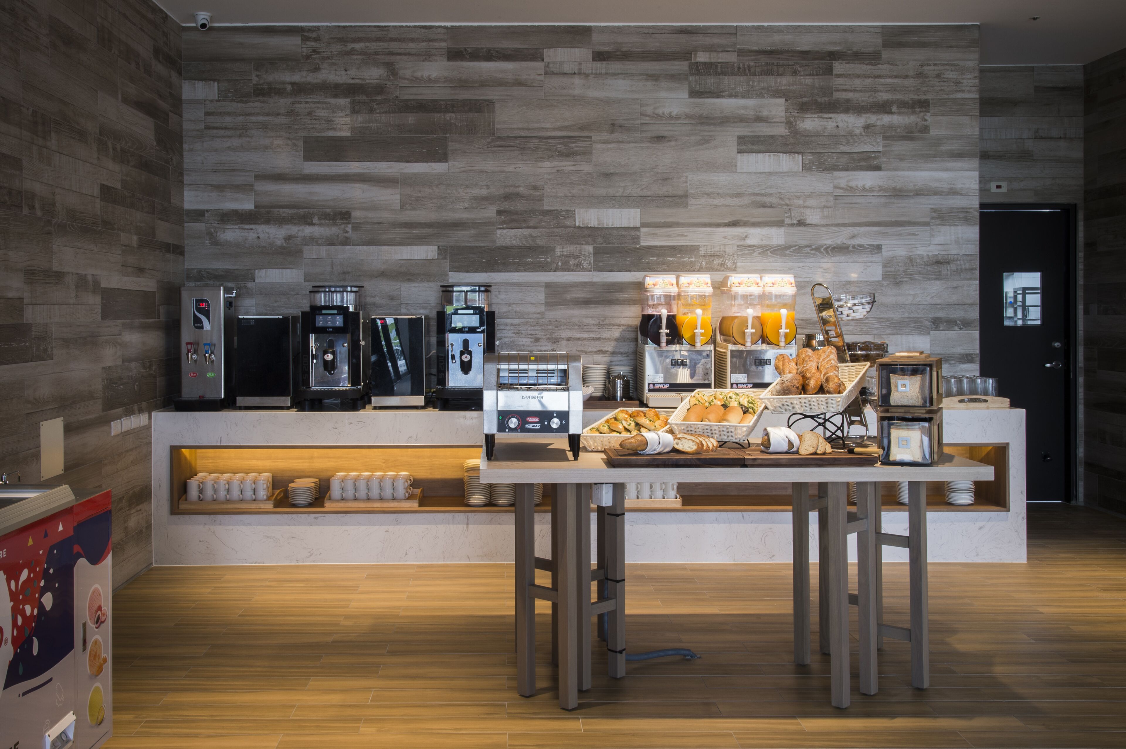 daily self-service breakfast (twd 770 per person)