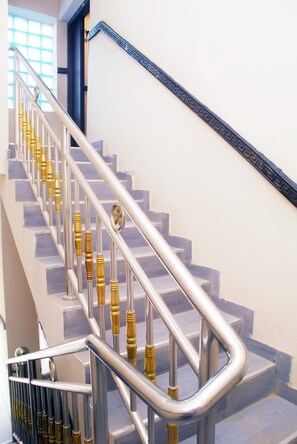 A staircase with metallic handrails and golden balusters. - Immaculate 2-Bed Apartment in Idimu (Idimu)