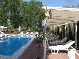 Una piscina al aire libre de temporada