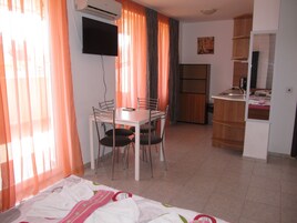 Cubrecamas, muebles diferentes, cortinas blackout y wifi gratis 