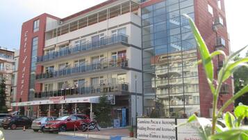 Vista frontal de la propiedad