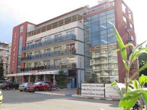 Vista frontal de la propiedad