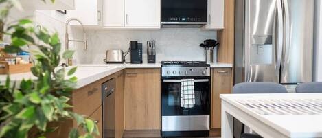 Refrigerador, microondas, horno y parrilla de estufa