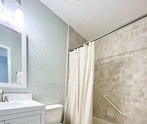 Combined shower/bathtub, towels, toilet paper