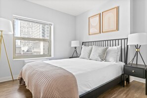 1 bedroom, iron/ironing board, WiFi, bed sheets - Amazing Gold Coast 1BR w/ Deck, Gym & Lounge, 1 block to L, by Blueground (Chicago)