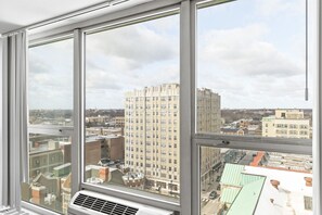 Interior - Modern Edgewater 1BR w/ Gym, Deck & Lounge, 5 blocks to L, by Blueground (Chicago)