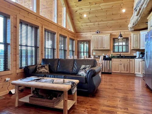 Luxury Mountaintop Getaway with, Fire Pit, New Hot Tub, WiFi & Gorgeous Views!