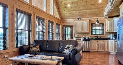 Luxury Mountaintop Getaway with, Fire Pit, New Hot Tub, WiFi & Gorgeous Views!