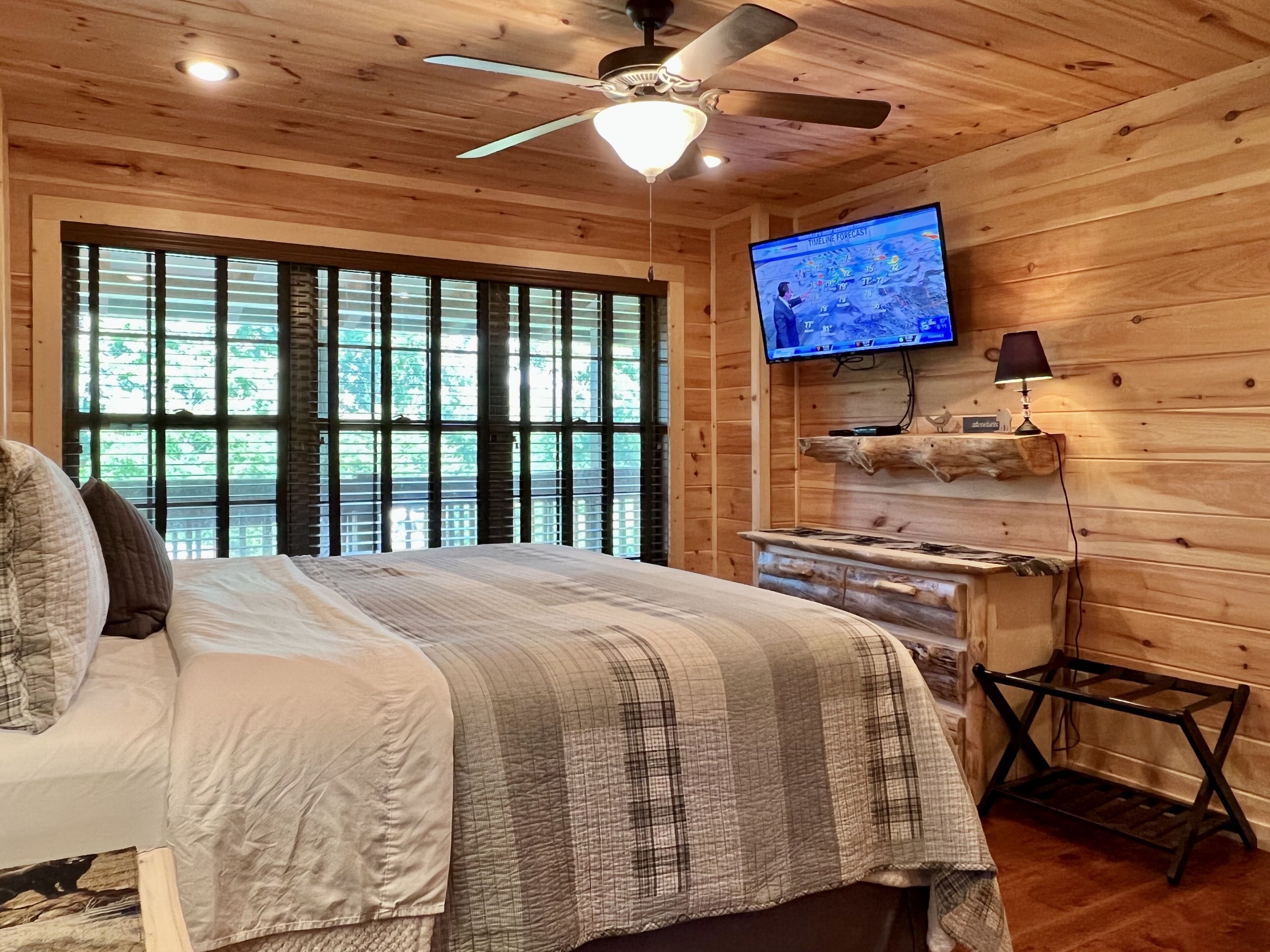 New Listing! Luxury Mountaintop Getaway with king beds, WiFi & gorgeous views!