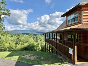 Exterior - Luxury Mountaintop Getaway with, Fire Pit, New Hot Tub, WiFi & Gorgeous Views! (Sevierville)