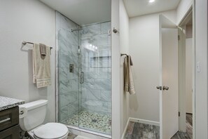 Bañera con ducha, secador de pelo, toallas, jabón