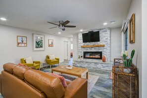 Smart TV, fireplace, books - OLD TOWN- QUIET NEIGHBORHOOD- PERFECT LOCATION (Scottsdale)