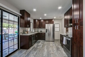 Fridge, microwave, oven, stovetop - OLD TOWN- QUIET NEIGHBORHOOD- PERFECT LOCATION (Scottsdale)