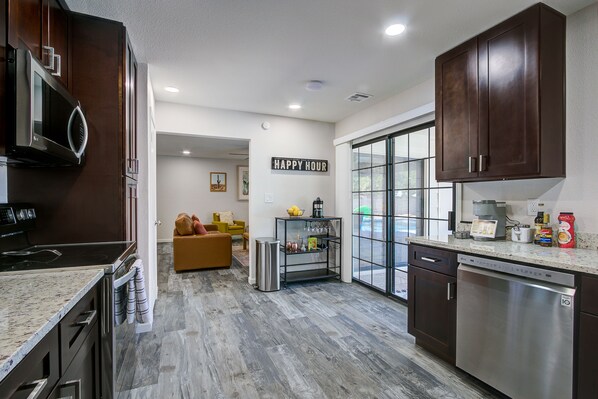 Fridge, microwave, oven, stovetop - OLD TOWN- POOL- GAMES- PERFECT LOCATION (Scottsdale)