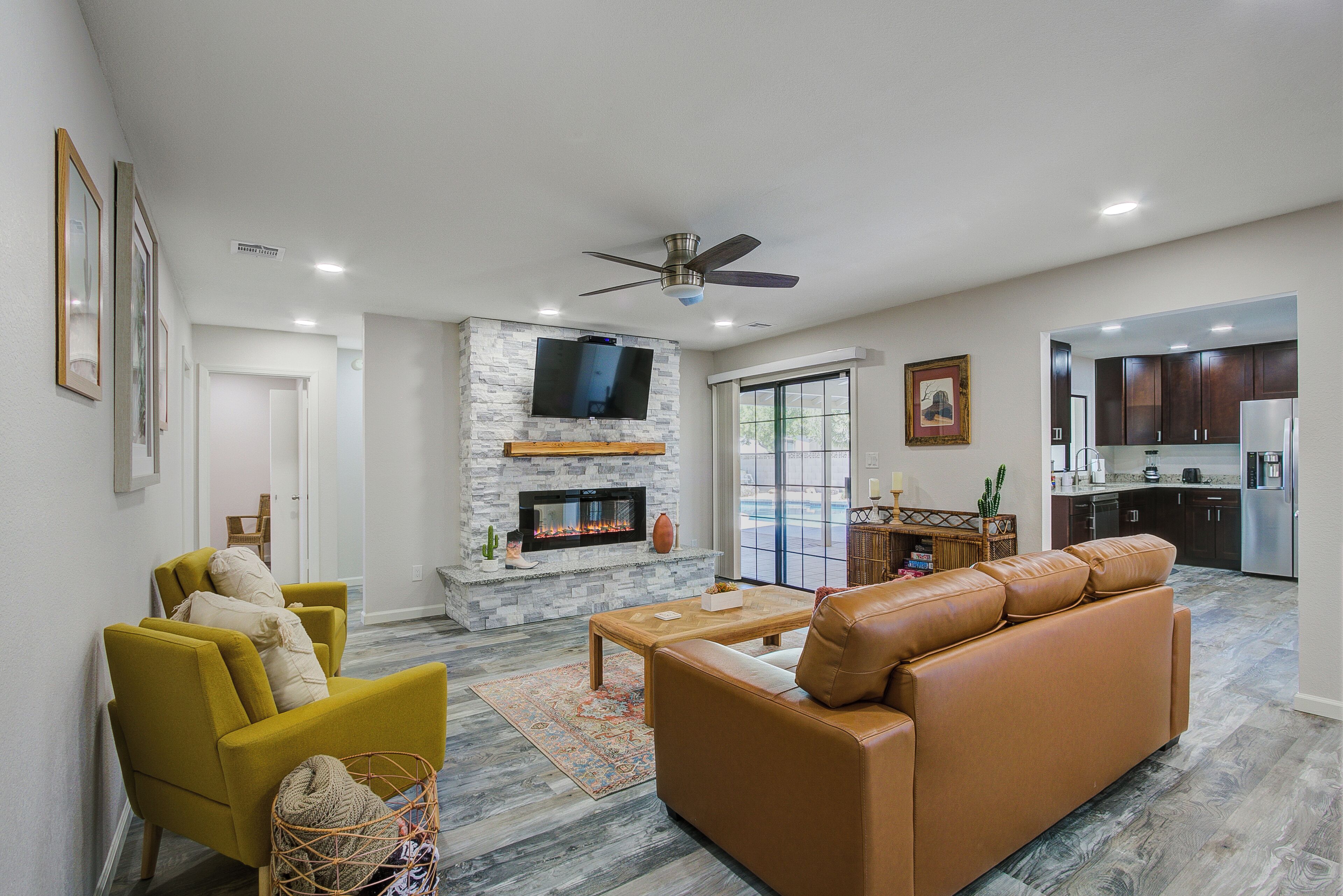 Älytelevisio, takka, kirjoja