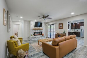 Smart TV, fireplace, books - OLD TOWN- POOL- GAMES- PERFECT LOCATION (Scottsdale)