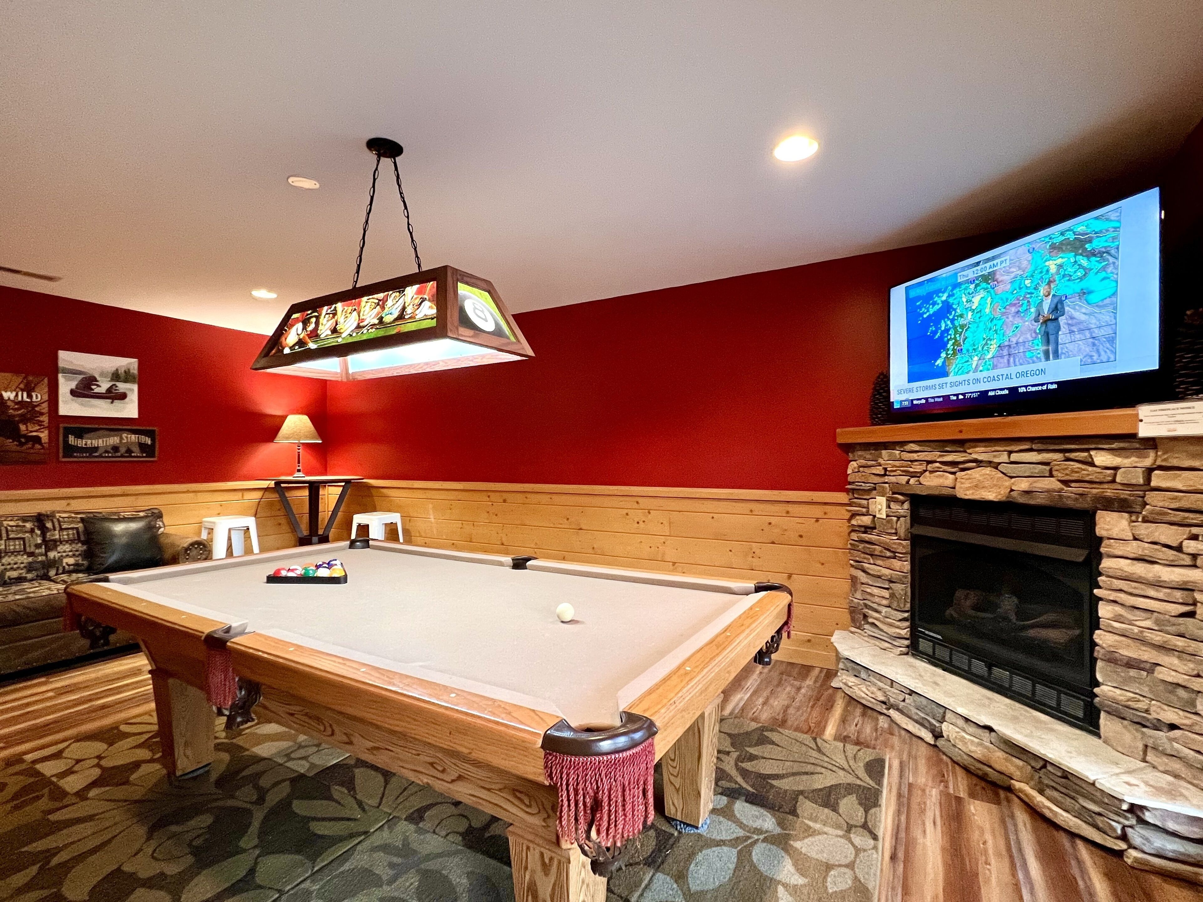 Pet friendly! Hot tub, WiFi, Pool, King Beds, Pool table. Only 3 miles to GB!