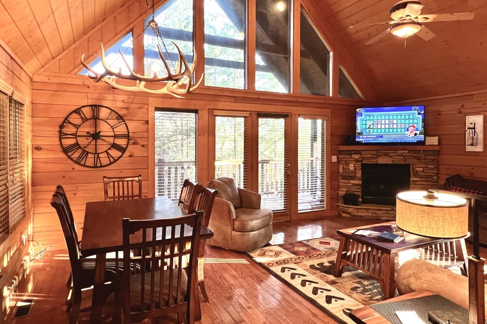 Pet friendly! Hot tub, WiFi, Pool, King Beds, Pool table. Only 3 miles to GB!