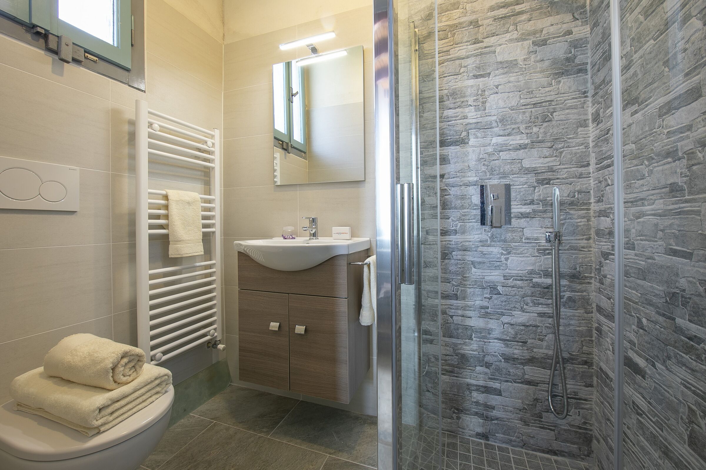 Badewanne, Haartrockner, Bidet, Handtücher