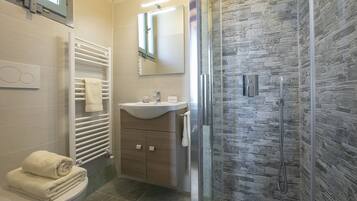 Badewanne, Haartrockner, Bidet, Handtücher