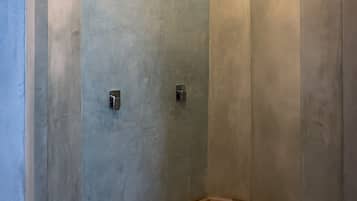 Design Studio with Kitchenette | Baño | Regadera, regadera tipo lluvia, amenidades de baño gratuitas
