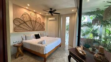 Design Crystal Suite | Hypo-allergenic bedding, minibar, individually decorated, soundproofing