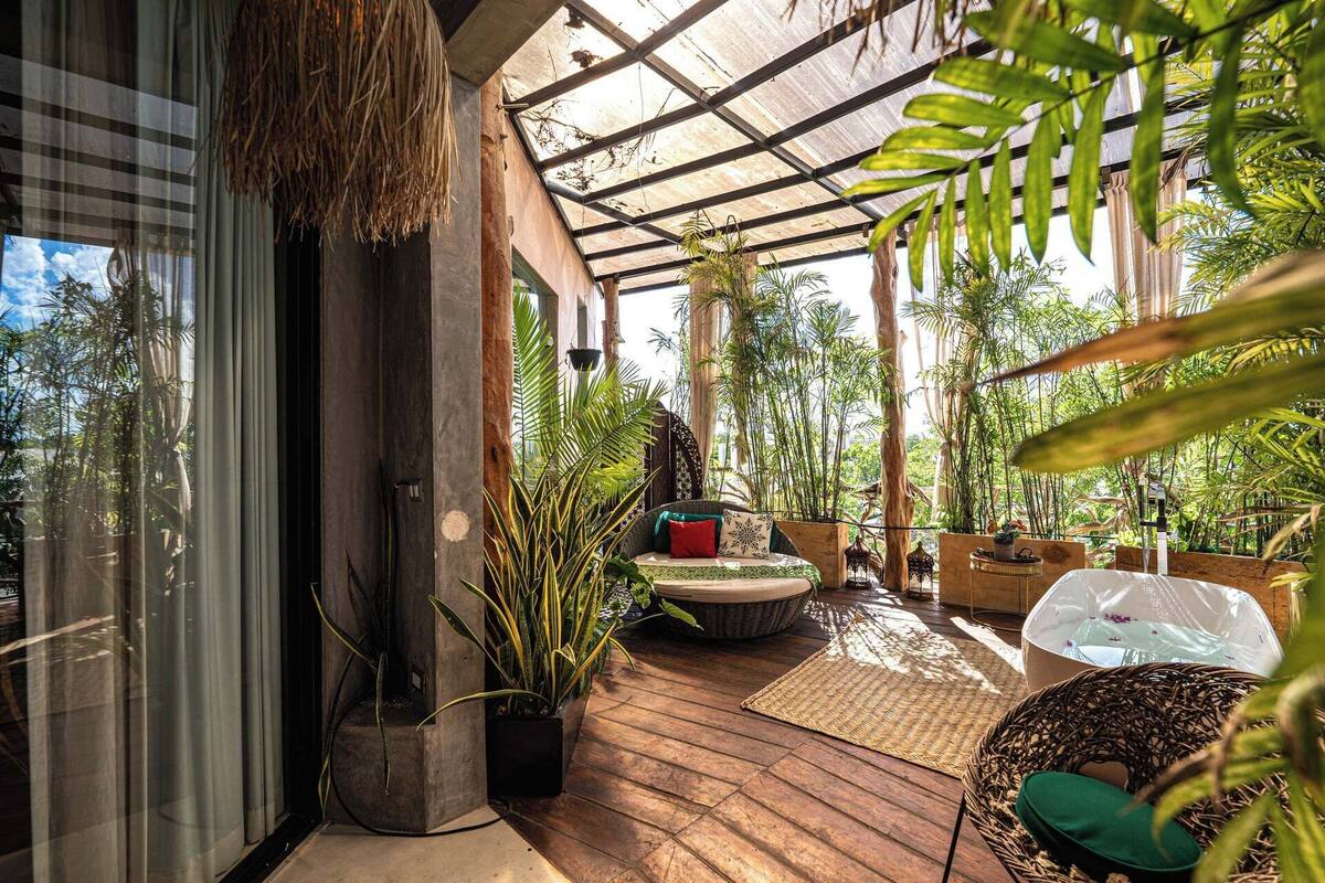 Private Deck & Tub Suite | Ropa de cama hipoalergénica, minibar, sistema de insonorización