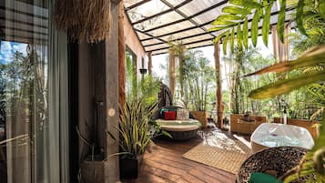 Private Deck & Tub Suite | Roupas de cama antialérgicas, frigobar, individualmente decorados