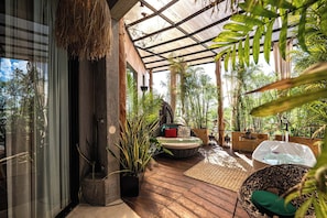 Private Deck & Tub Suite | Allergikerbettwaren, Minibar, individuell dekoriert