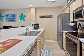 Refrigerador, microondas, horno y lavavajillas 