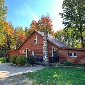 Superior Cabin | Premium bedding, memory foam beds, free WiFi, bed sheets - Hillcrest Motel (Rapid River)