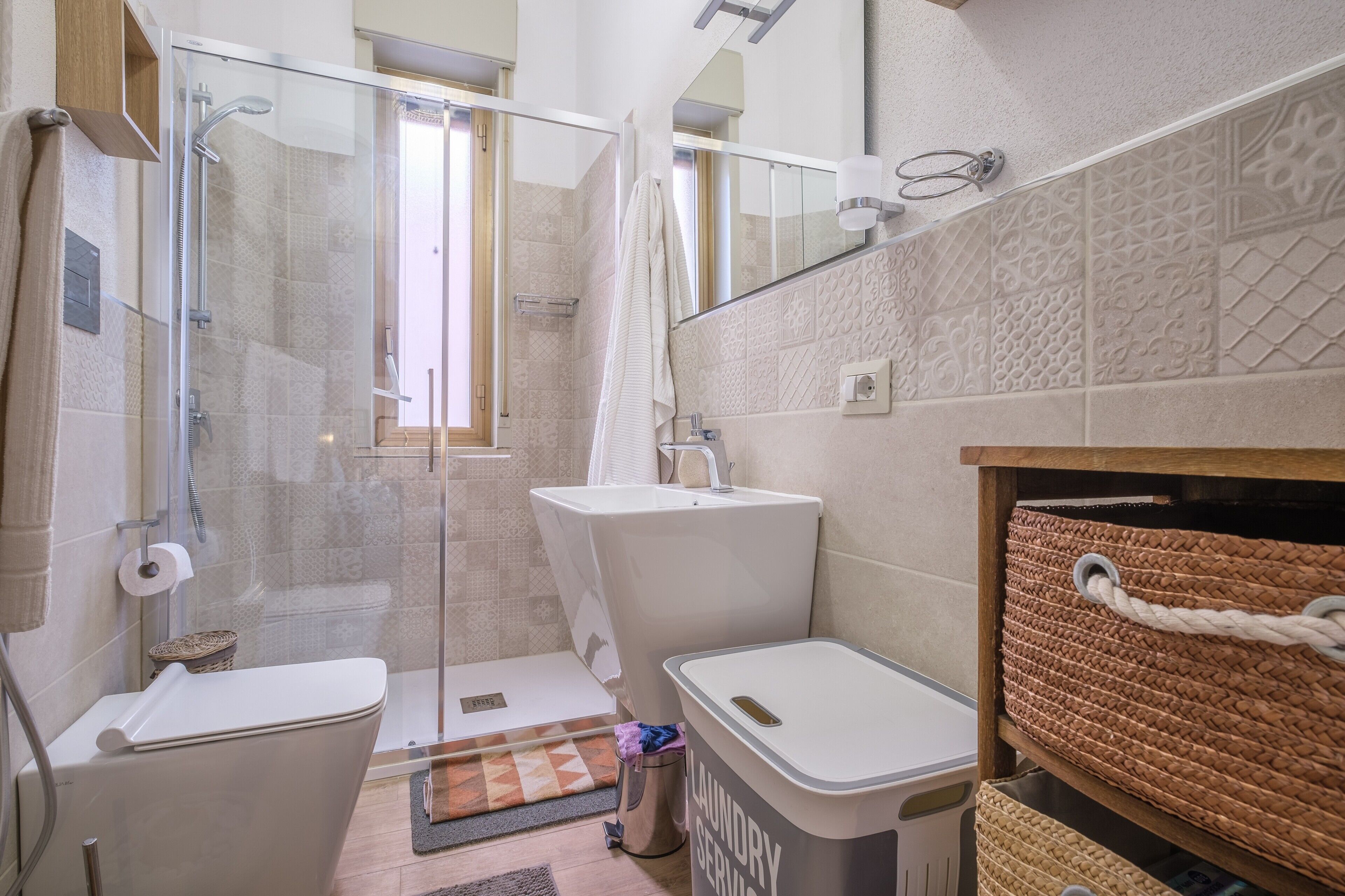 Een douche, een haardroger, handdoeken