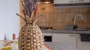A woven vase with dried flowers on a kitchen counter. - Holiday Home "Tyndaris" with Wi-Fi & Air Conditioning (Oliveri)