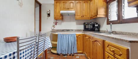 Fridge, microwave, oven, coffee/tea maker