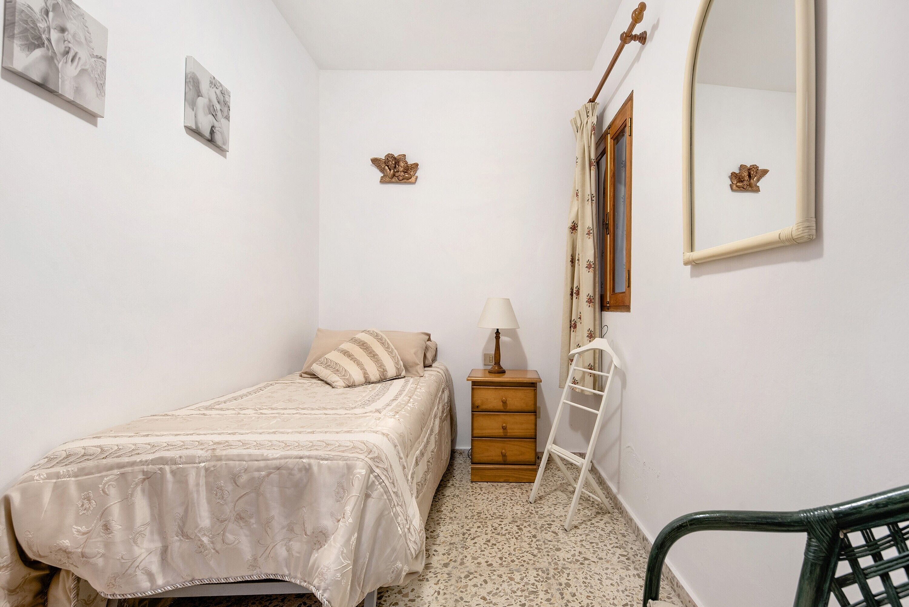 2 室のベッドルーム、アイロン / アイロン台、WiFi (無料)、ベッドシーツ