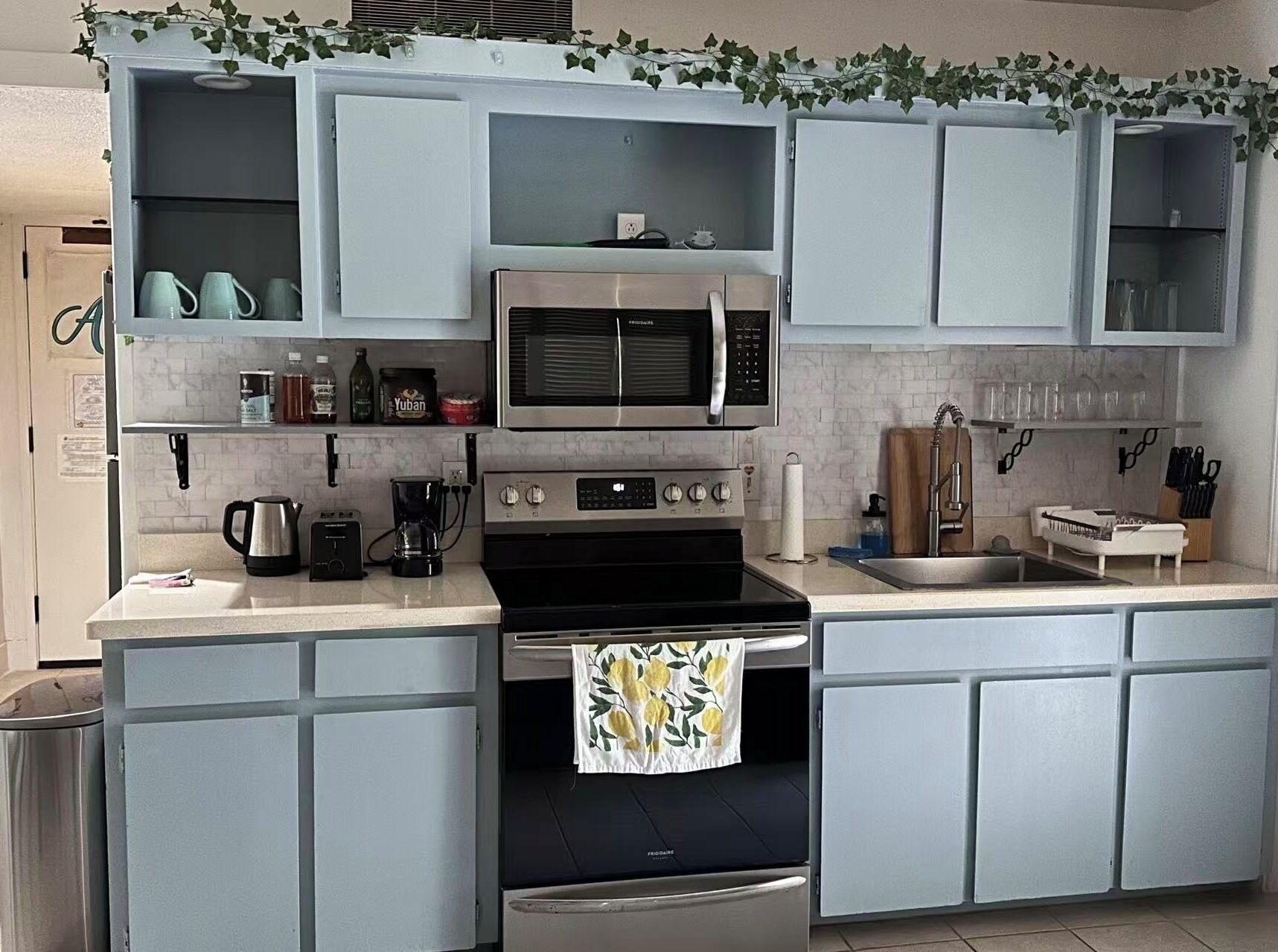 Refrigerador, microondas, horno y parrilla de estufa 