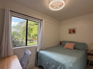 2 habitaciones, caja de seguridad en la habitación y escritorio 