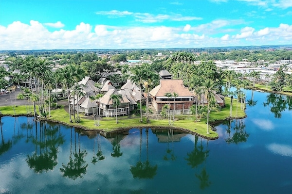 WaiaKea Villas
(Was a Sheraton resort, turned to a condominium complex)