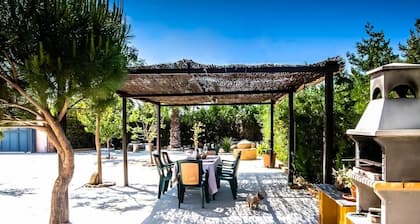 Rural Holiday Home 'Villa Lucrecia' with Pool & Wi-Fi