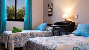 3 slaapkamers, een strijkplank/strijkijzer, gratis wifi, beddengoed